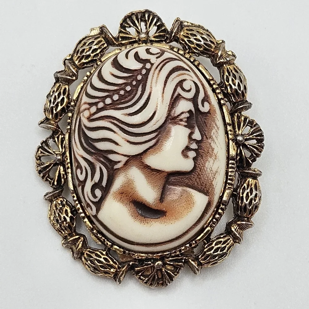 VINTAGE Carved Oval Cameo Gold Tone Filigree Brooch Pin